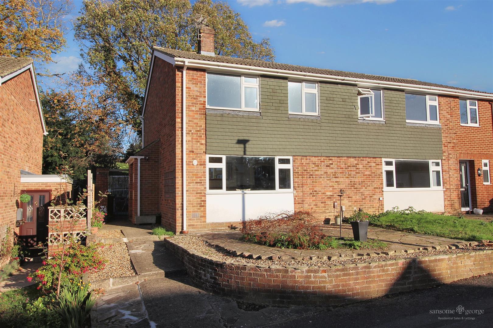 3 bed property in Chieveley Close, Reading